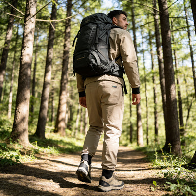 Pantalón cargo cómodo y funcional con múltiples compartimentos 