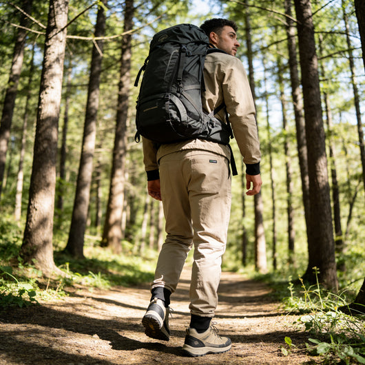 Pantalón cargo cómodo y funcional con múltiples compartimentos 